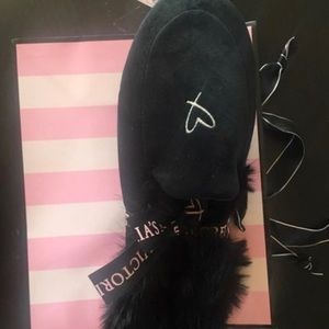 Victoria’s Secret slippers M(7-8)